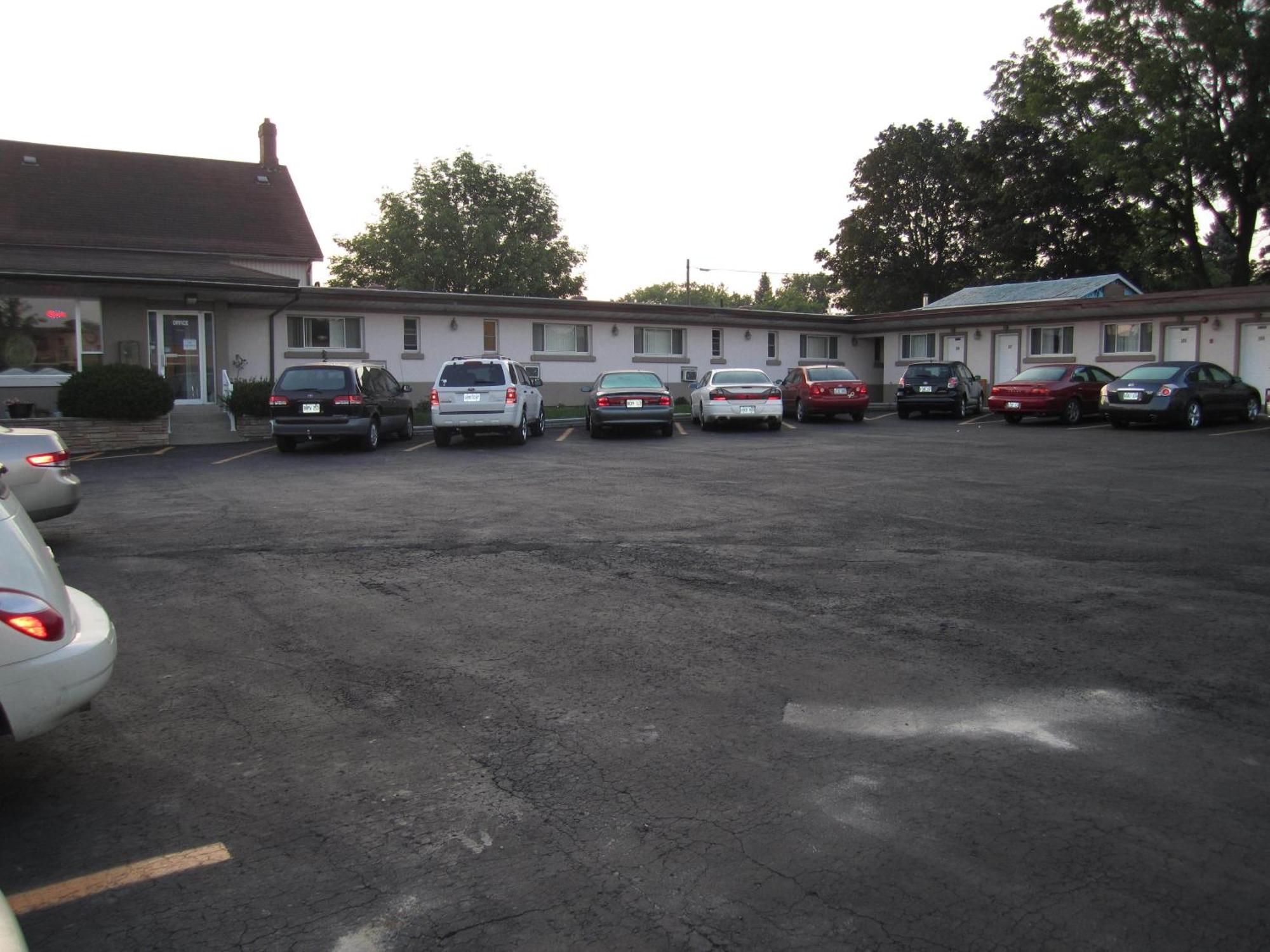 Canadiana Motel Hanover Exterior foto
